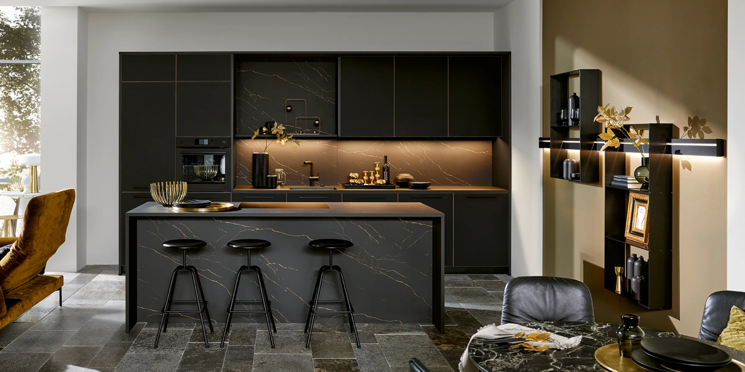Eine moderne Küche mit dunklem Design und eleganter Ausstattung. Nolte Küchen.
