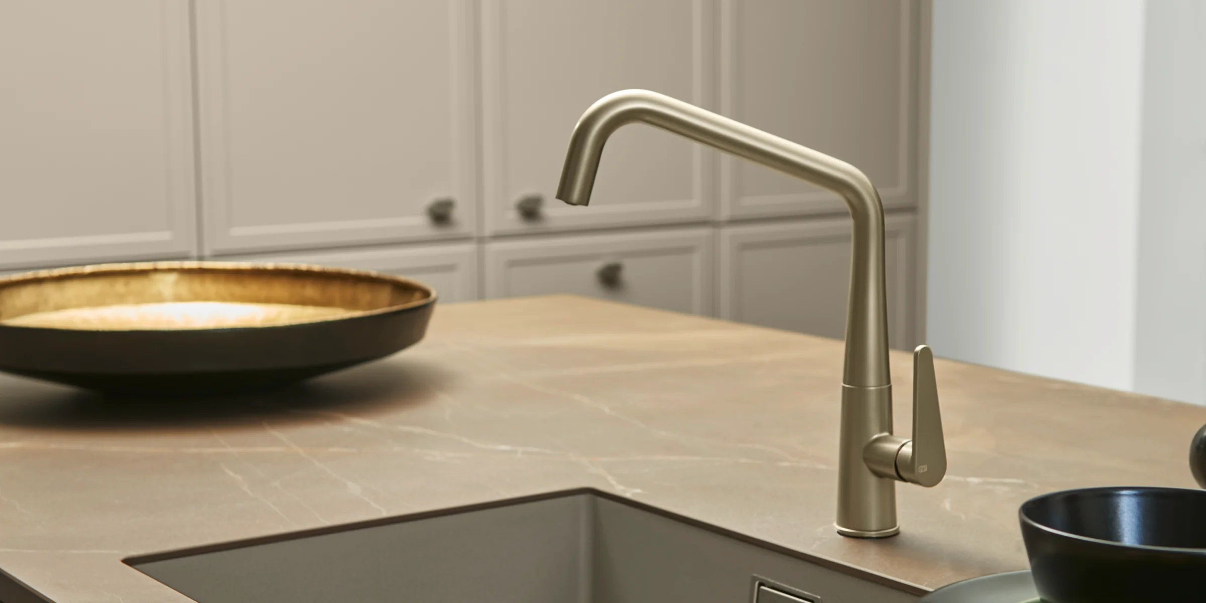 Eine moderne Küche mit Waschbecken und Geschirr auf der Arbeitsplatte, Nolte Küchen.