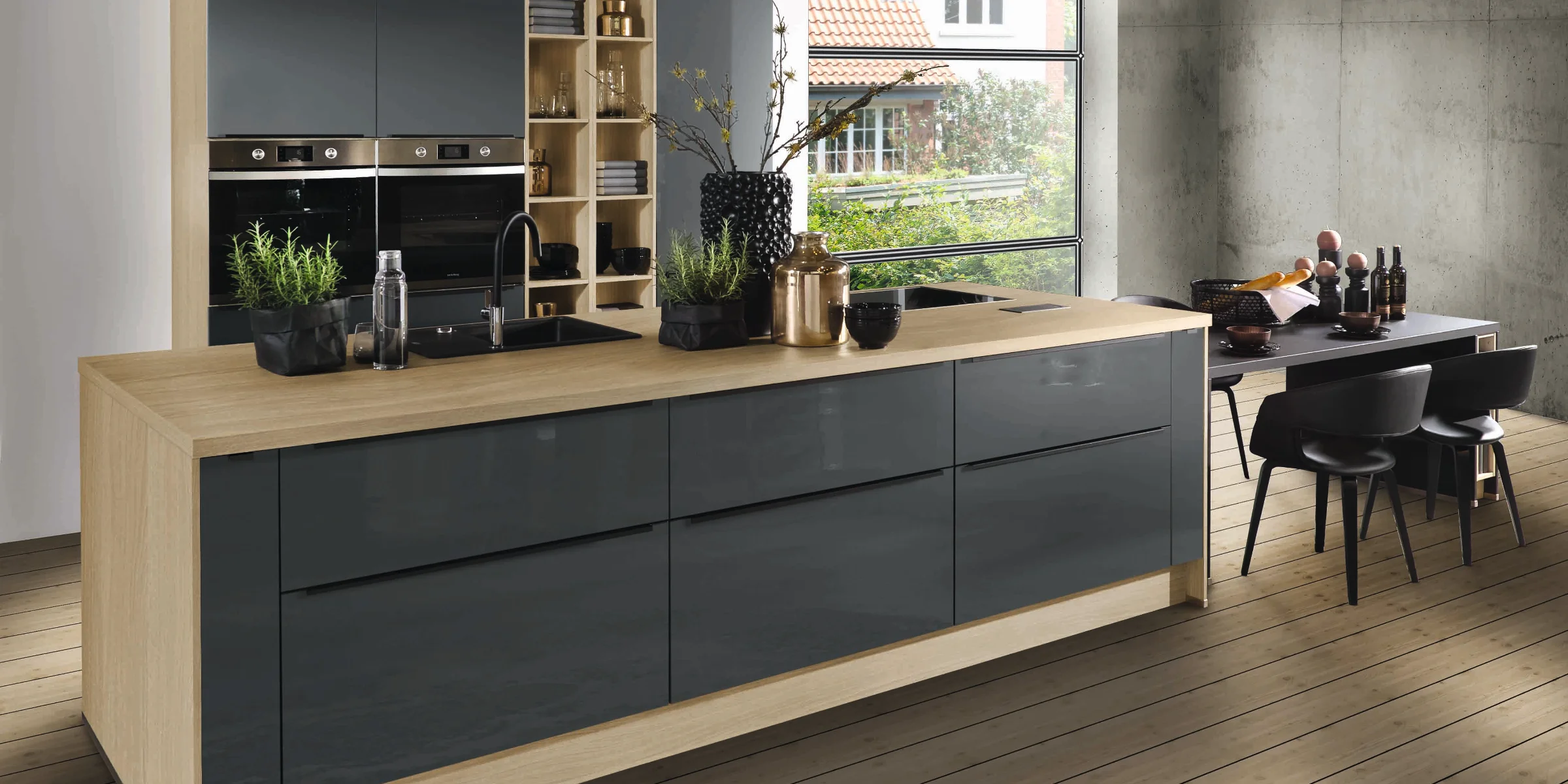 Eine moderne Küche mit Holz- und dunklen Hochglanzfronten, dekoriert mit Pflanzen. Express Küchen.