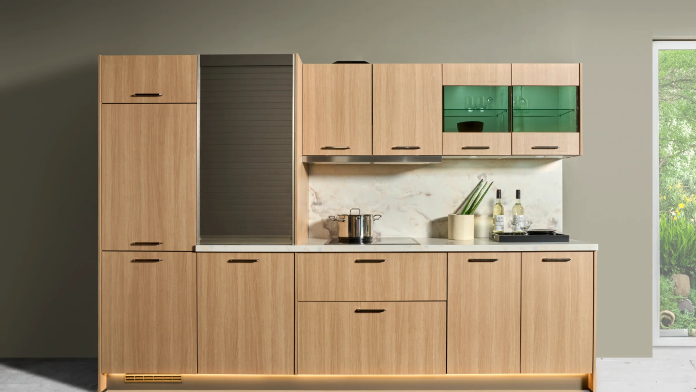 Moderne Küche mit Holzfronten und beleuchteter Arbeitsplatte, ausgestattet mit Geräten und grünen Akzenten. Express Küchen.