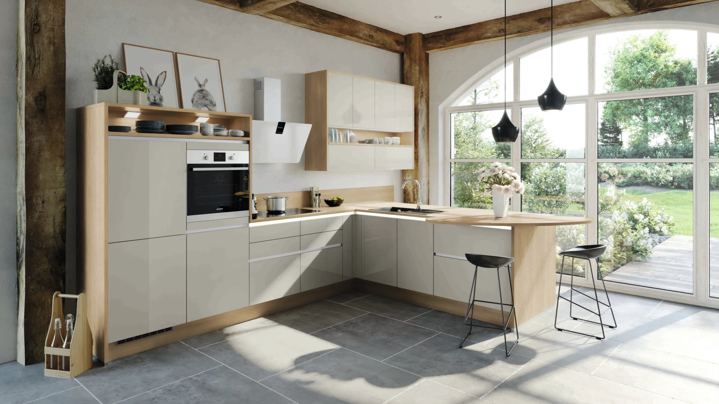 Eine moderne Küche mit Holz- und Weißtönen, großen Fenstern und Hockern. Express Küchen.