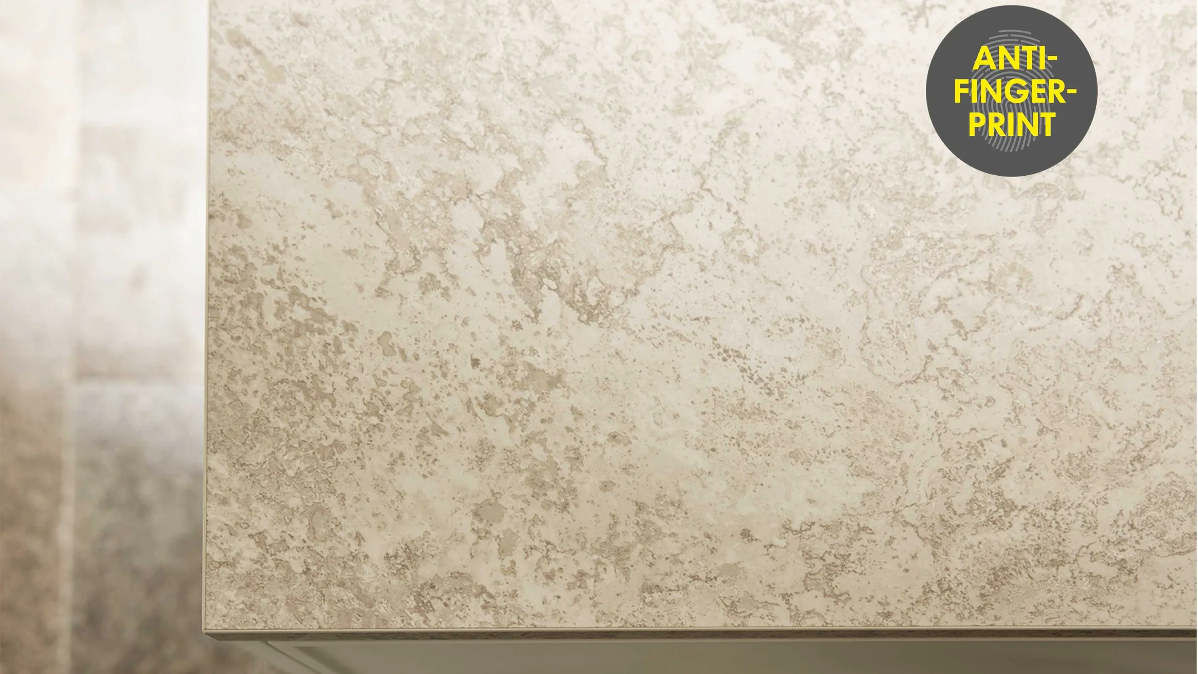 Nolte Küchen Küchenarbeitsplatte in beige Marmor- und Steinoptik mit Anti-Fingerprint-Beschichtung für pflegeleichte, zeitlose Küchen mit natürlichem Charakter.