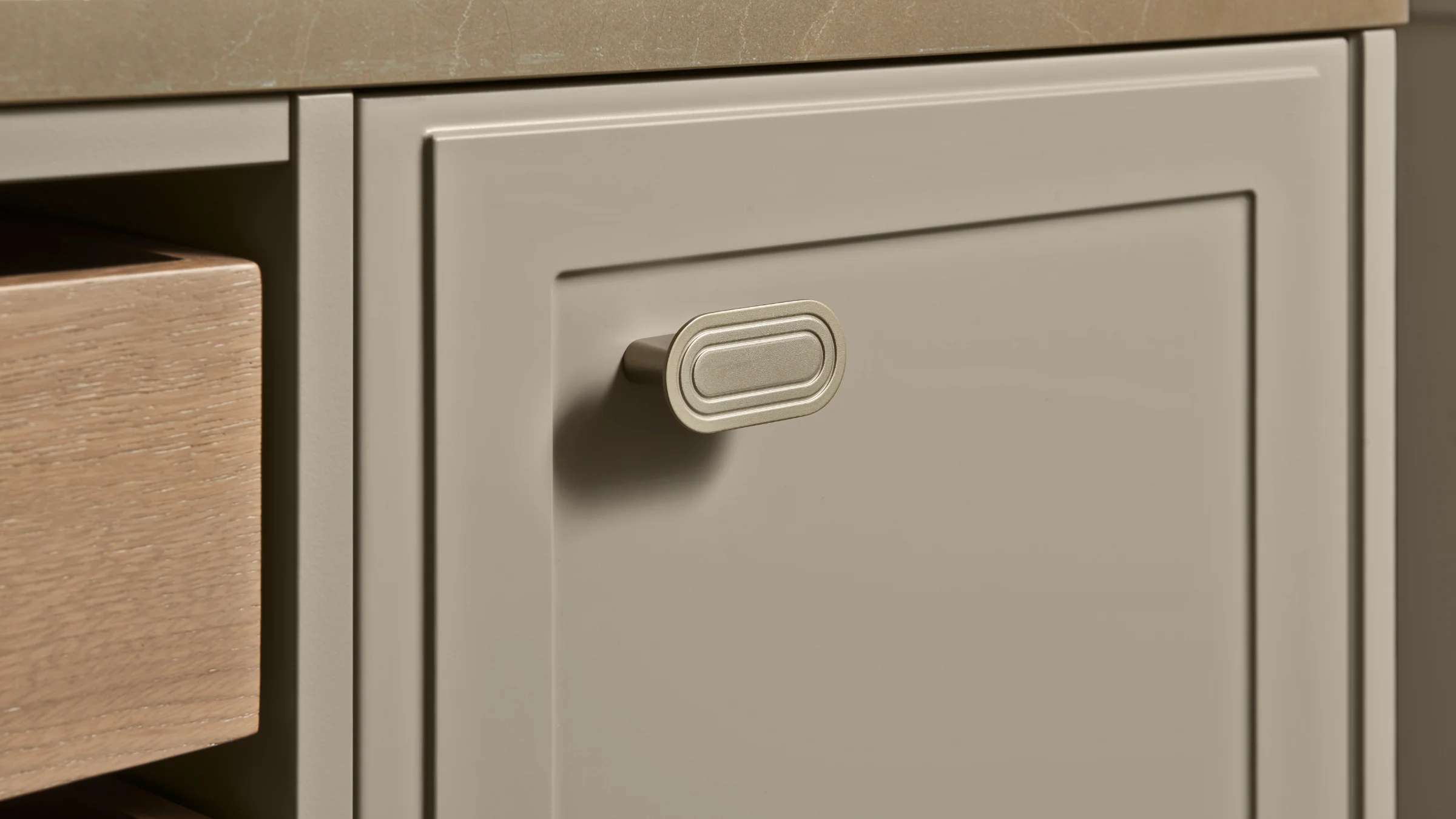 Eine Detailaufnahme einer Küchenschranktür mit Griff, Teil von Nolte Küchen.