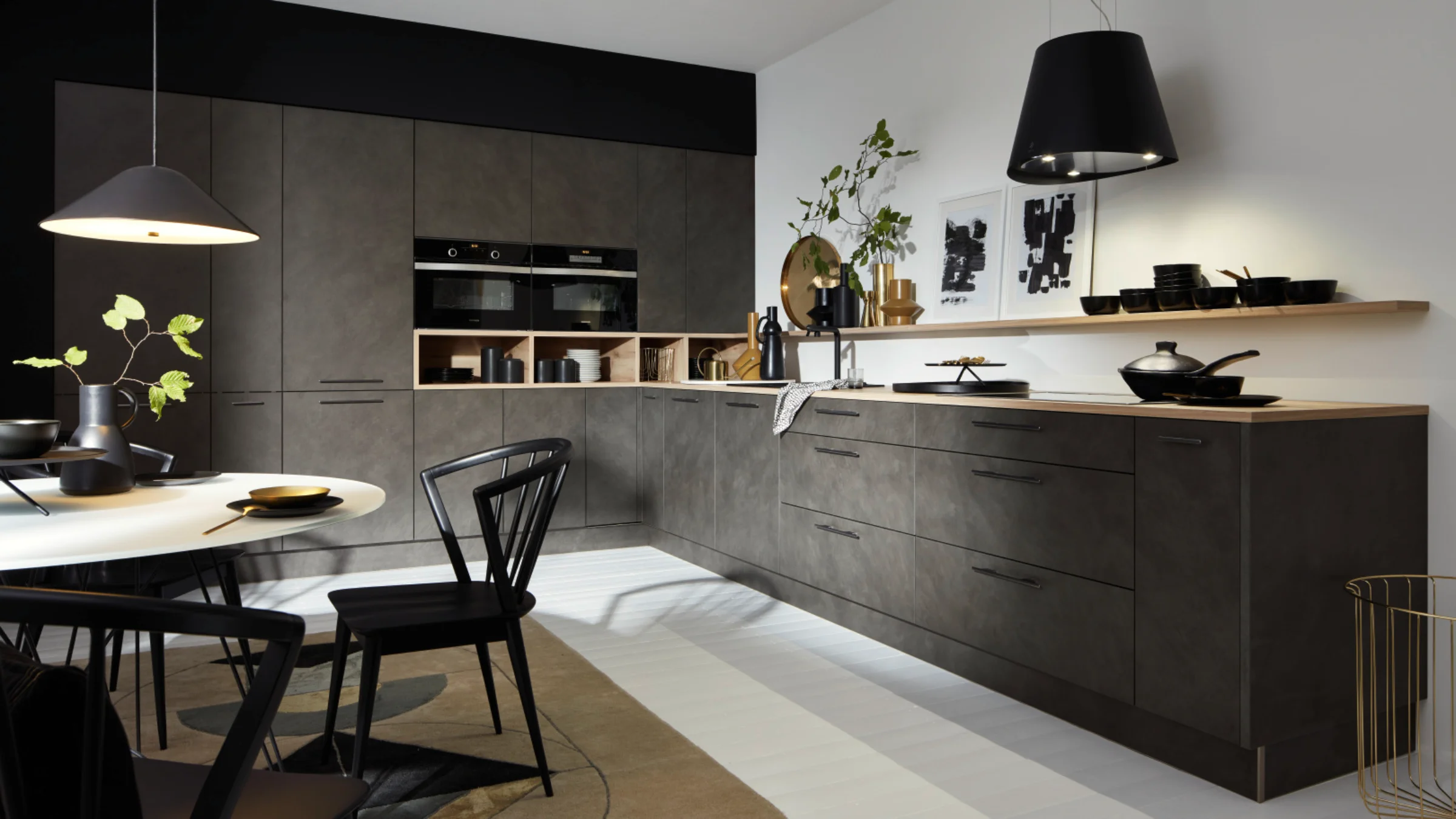 Eine moderne Küche mit dunklen Schränken und stilvoller Beleuchtung, gestaltet von Nolte Küchen.