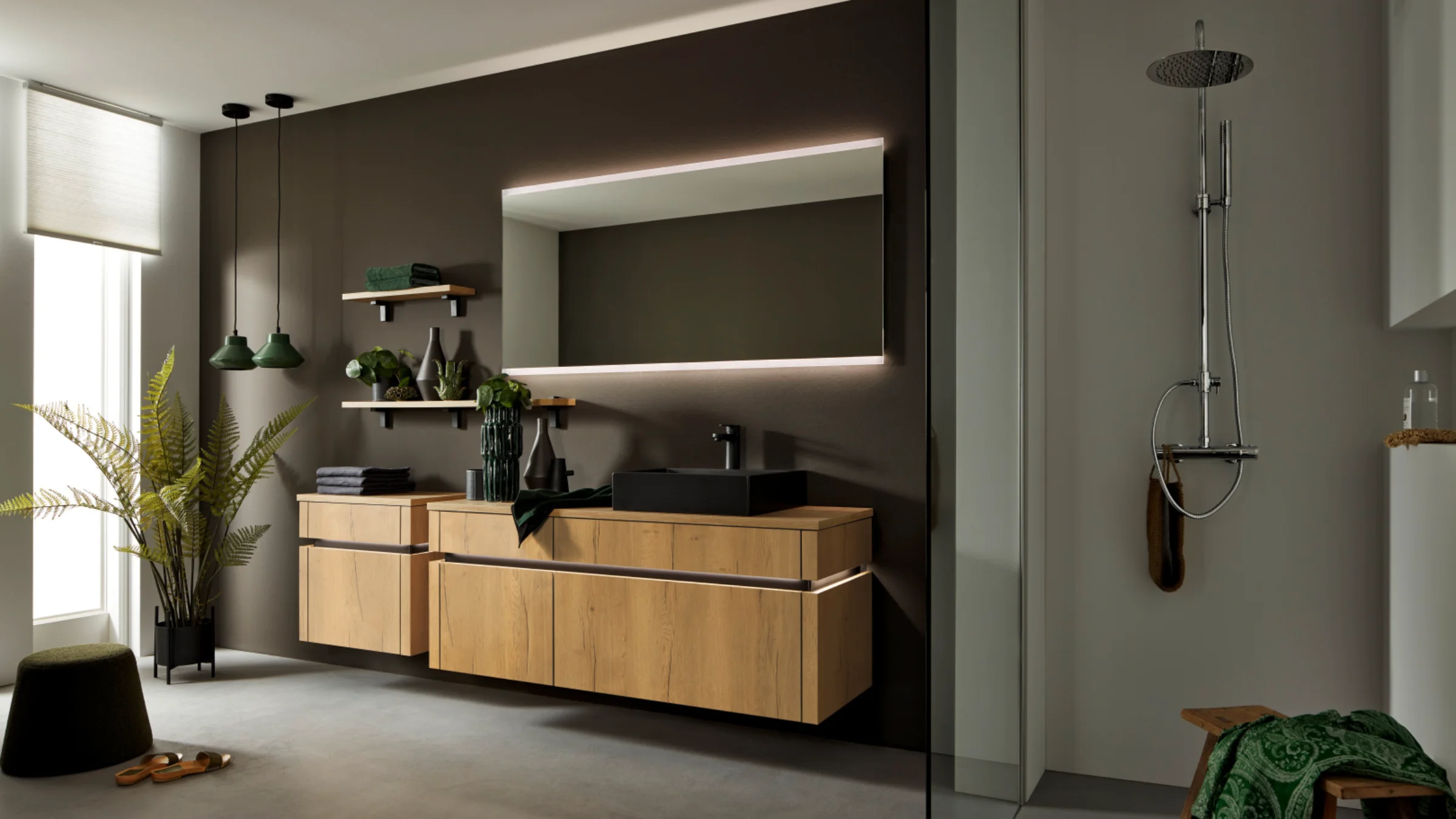 Modernes Badezimmer mit Holzwaschtisch und Regalen, großer Spiegel und Regendusche, Nolte SPA.