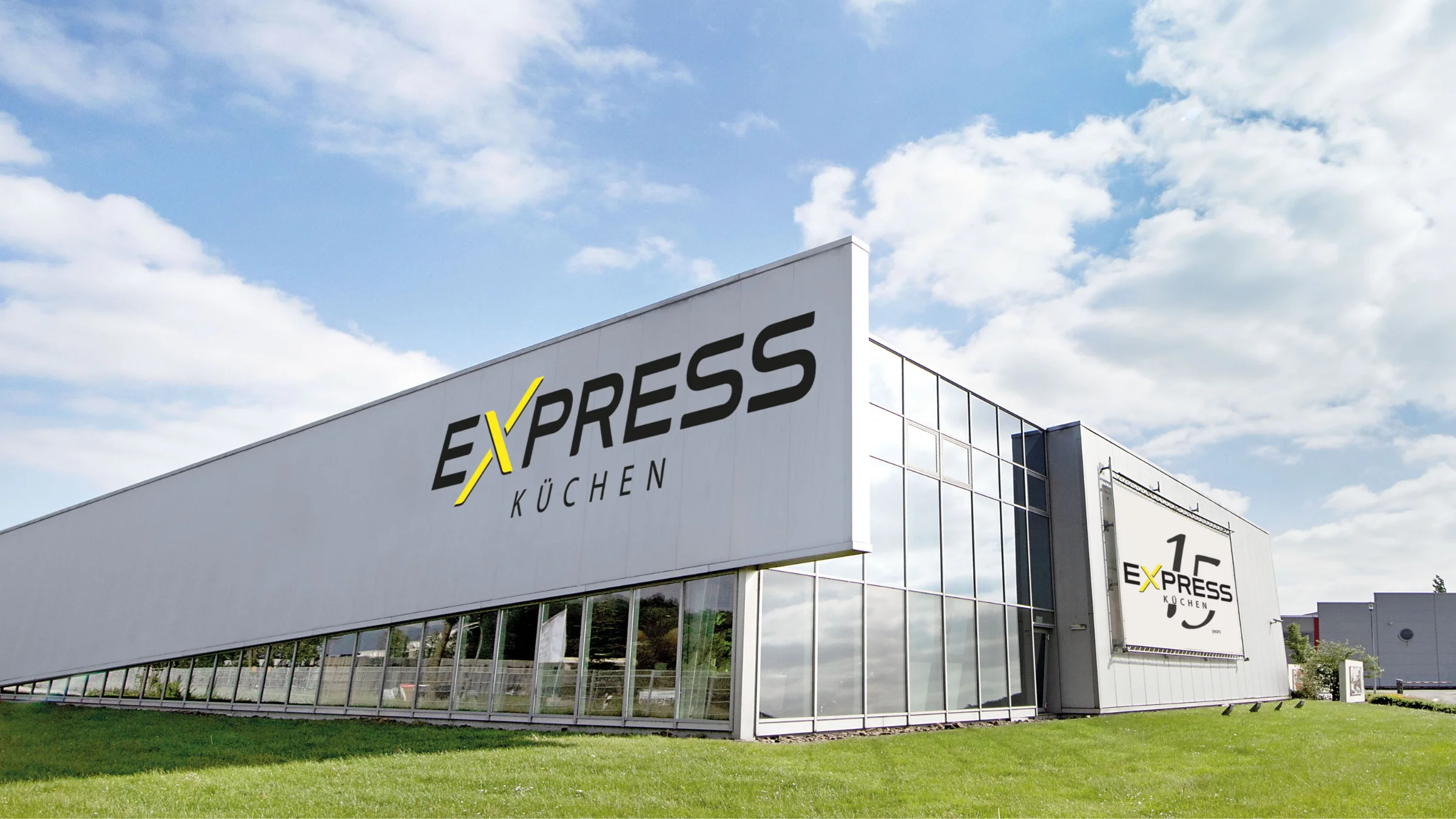 Ein modernes Gebäude mit der Aufschrift "Express Küchen" unter blauem Himmel.