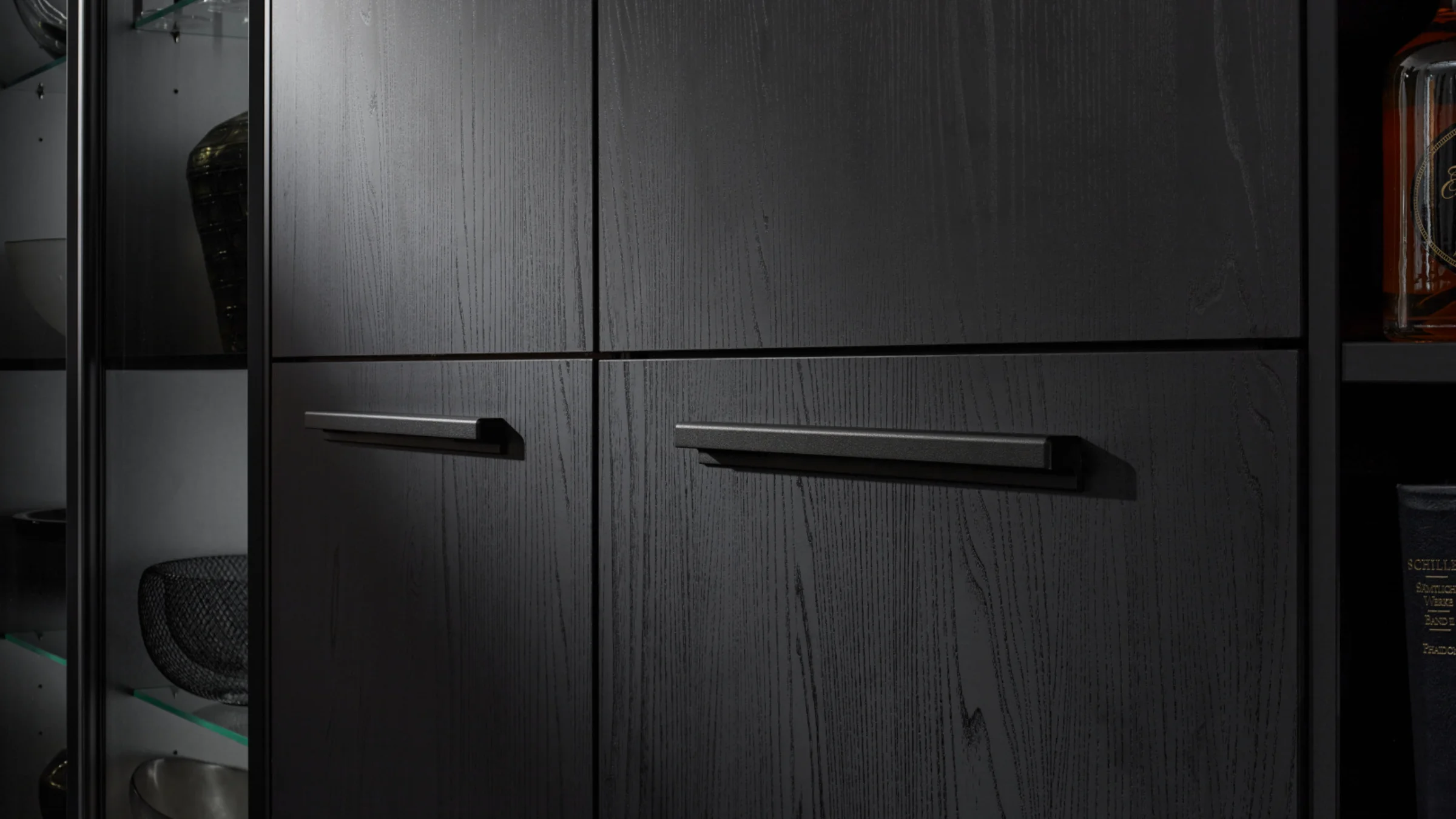 Fronten für die Küche, den Hauswirtschaftsraum, den Wohnbereich oder das Bad. Nolte Küchen bietet mehr als Küchen. Hier zu sehen das Frontenprogramm MANHATTAN UNI mit dem Dekor Eiche Nero mit Griffen.