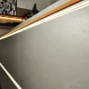 Eine moderne Küche mit stilvollen, beleuchteten Schränken von Nolte Küchen.
