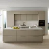 Eine moderne Küche mit Insel und hellen Schränken bietet ein stilvolles Design von Nolte Küchen.