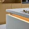 Eine moderne Küche mit beleuchteter Arbeitsplatte und goldenen Akzenten von Nolte Küchen.