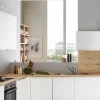 Eine moderne Küche mit weißen Schränken und Holzakzenten, gestaltet von Nolte Küchen.
