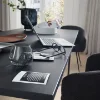Ein moderner Wohnbereich mit Tisch, Laptop und Deko-Elementen, passend zu Nolte Living.