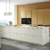 Eine moderne Küche mit Insel und beige Schränken. Nolte Küchen.