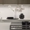 Eine moderne Küchentheke mit Blumendekor und stilvollen Armaturen, Nolte Küchen.