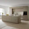Eine moderne Küche mit Insel und Geräten, gestaltet von Nolte Küchen.