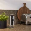 Eine moderne Küche mit Toaster und Gewürzpflanzen auf der Arbeitsplatte, präsentiert von Nolte Küchen.