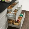 Eine moderne Küche mit offenen Schubladen voller Utensilien von Nolte Küchen.