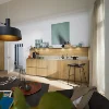 Eine moderne Küche mit Holzelementen und Arbeitsbereich, Nolte Küchen.