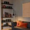 Ein stilvoll eingerichtetes Wohnzimmer mit Regalen und Sofa vermittelt ein Gefühl von Nolte Living.