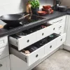 Una cocina moderna con cajones abiertos y utensilios de cocina, Nolte Cocina.