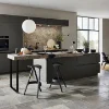 Eine moderne Küche mit Insel, Hockern und Steinfliesen; Nolte Küchen Design.