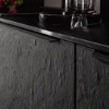 Eine moderne Küche mit dunklen, strukturierten Fronten und eleganten Details von Nolte Küchen.