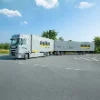 Ein LKW mit Aufschrift "Nolte Küchen" steht auf einem Parkplatz unter blauem Himmel.