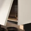 Ein elegantes Küchendesign mit offenen Schränken, das die Marke Nolte Küchen präsentiert.