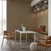 Ein moderner Wohnbereich mit Holzdetails und Sitzmöbeln, Teil von Nolte Living.