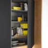 Ein geöffneter Küchenschrank mit Geschirr in einer modernen Küche von Nolte Küchen.