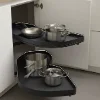 In der Küche sind ausziehbare Regale mit Töpfen zu sehen. Nolte Küchen.