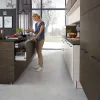 Eine moderne Küche mit Insel und Schränken in Holzoptik, präsentiert von Nolte Küchen.