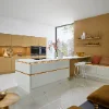 Eine moderne Küche mit Insel und goldenen Akzenten, Nolte Küchen.