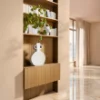 Ein stilvoller Raum mit Regal, Vase und Pflanzen. Nolte Living.