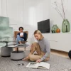 Ein modernes Wohnzimmer mit Nolte Living, in dem zwei Personen lesen und entspannen.