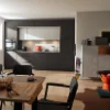 Eine moderne Küche mit dunklen Schränken und hellem Holz, gestaltet von Nolte Küchen.