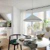 Ein moderner Wohnbereich mit Essplatz und Küche, mit Design von Nolte Living.