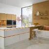 Moderne Küche mit weißen Fronten und goldenen Akzenten, ausgestattet von Nolte Küchen.