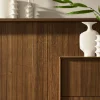 Elegante Wohnmöbel mit dekorativen Vasen, Nolte Living.