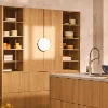 In der modernen Küche aus Holz ist ein stilvolles Design mit Regalen zu sehen. Nolte Küchen.