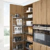 Ein geöffneter Küchenschrank mit Vorräten und Holzoptik von Nolte Küchen.