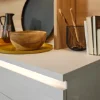 Eine moderne Küchenarbeitsplatte mit Dekoration in einem stilvollen Design von Nolte Küchen.