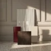 Ein exklusives Design aus verschiedenen Materialien steht im Sonnenlicht. NolteNeo.