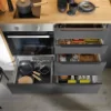Eine moderne Küche mit geöffneten Schubladen und Kochutensilien, Nolte Küchen.