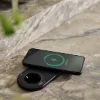 Ein Smartphone lädt kabellos auf einer Marmoroberfläche, die zu Nolte Küchen gehört.