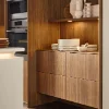 Eine moderne Küche mit Holzschränken und integriertem Backofen von Nolte Küchen.