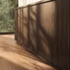Sonnenlicht fällt auf einen eleganten Holzschrank, Nolte Living.