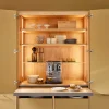 Ein offener Küchenschrank mit Geschirr und Kaffeemaschine. Nolte Küchen.