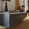 Ein modernes Wohnzimmer mit schwebendem Sideboard und stilvollen Dekorationen, Nolte Living.