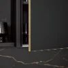 Elegantes Küchendesign mit schwarzen Fronten und Holzdetails, Nolte Küchen.